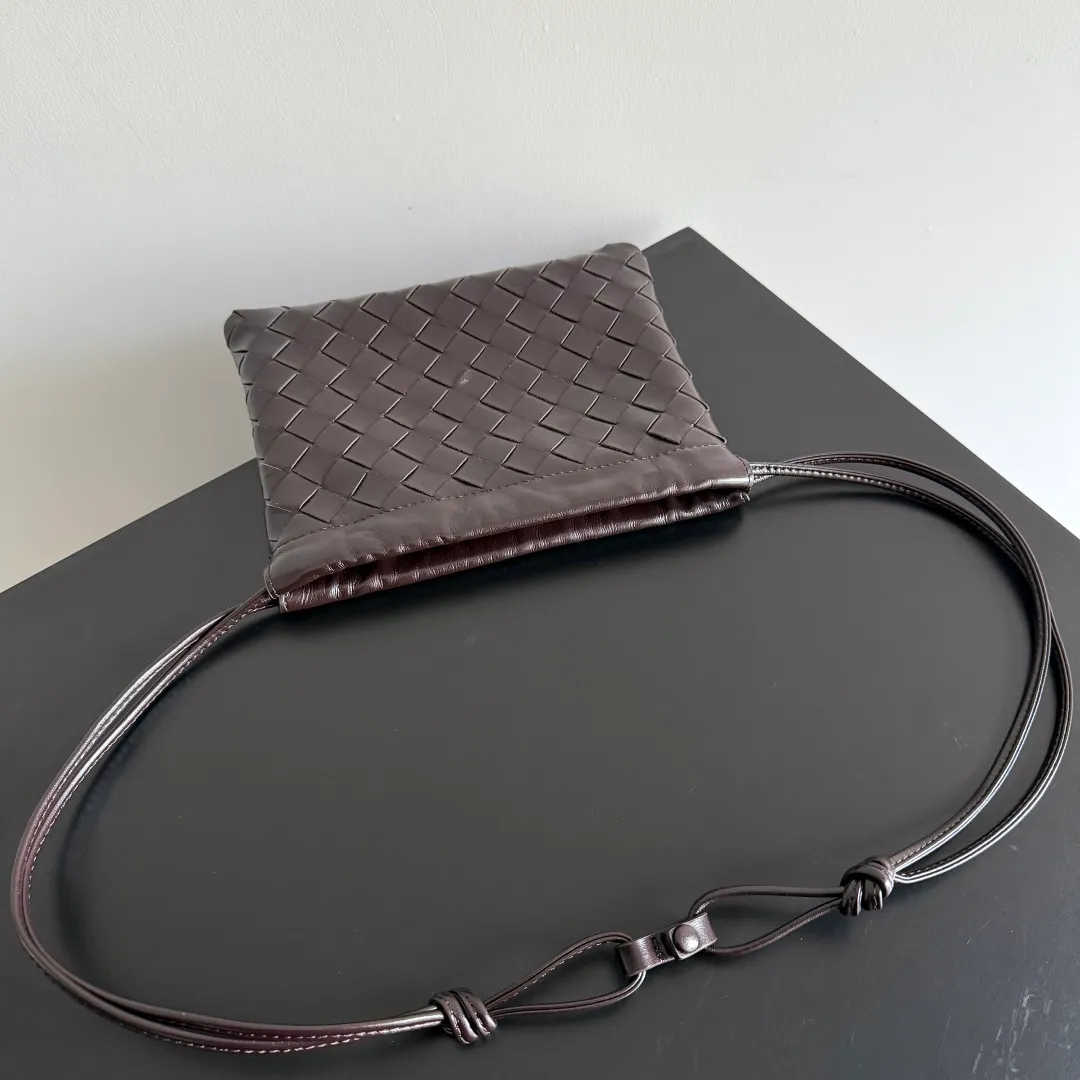 Batch 1400 BOTTEGA VENETA DUSTBAG mini size is officially launched📣📣. It still continues the classic weaving process. The lazy and casual feeling presented by the drawstring pockets is not too suitable for summer. The small back body is light and convenient. It is enough to carry lipstick and tissues when going out every day. It is not easy to make mistakes with any clothes. The shoulder strap has a buckle and pull-out design, which can be adjusted to unlock multiple carrying methods. Style number: 816987 Size: 21*16.6*1cm